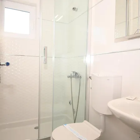 Sandra -lopar ゲストハウス 3*