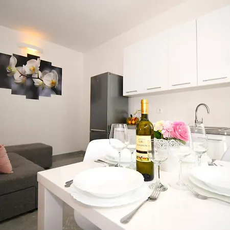 Sandra -lopar ゲストハウス 3*