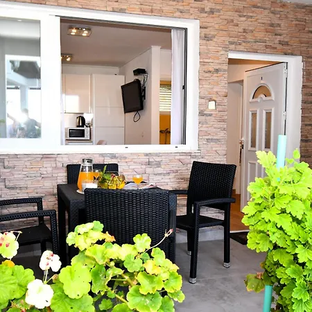 Sandra -lopar ゲストハウス ロパール