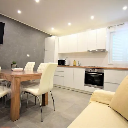 게스트하우스 Sandra -lopar 3*