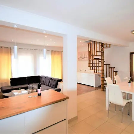 Sandra -lopar 게스트하우스 3*